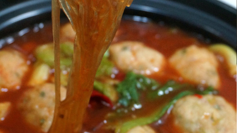 麻辣烫鱼丸火锅, 放入青菜心,待菜变软,即可关火