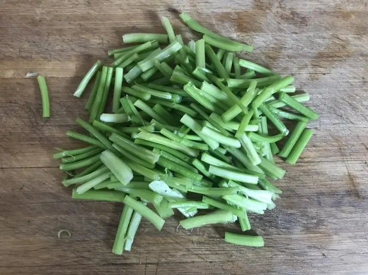豆干炒芹菜,香芹去掉叶子,切成段备用