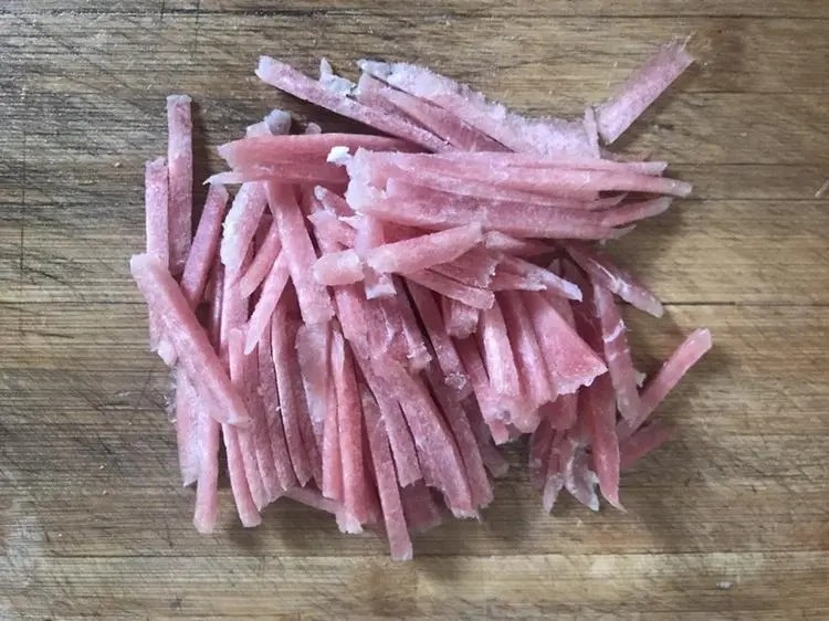 豆干炒芹菜,里脊肉切成丝备用