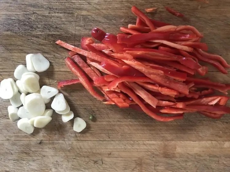 豆干炒芹菜,辣椒切成丝备用