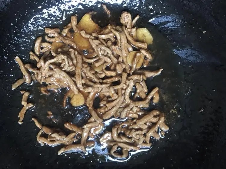 豆干炒芹菜,放入耗油2勺,生抽2勺,盐适量。翻炒至油熟了即可。
