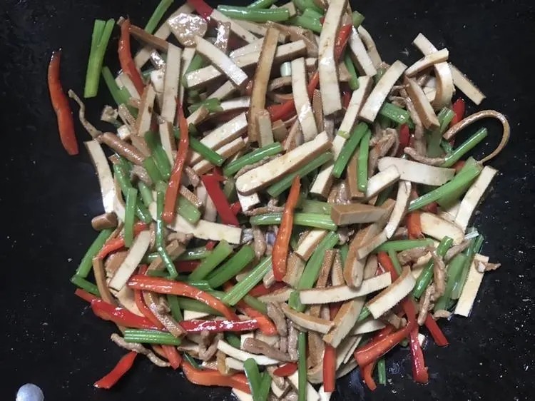 豆干炒芹菜,出锅