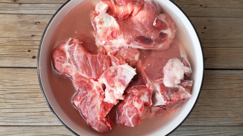 东北酱大骨,带肉脊骨(也可用腔骨,喜欢吃肉的就用脊骨)洗净后,用凉水浸泡1-2个小时,中间换几次水。这个步骤很重要哦,可以去腥去异味儿。
