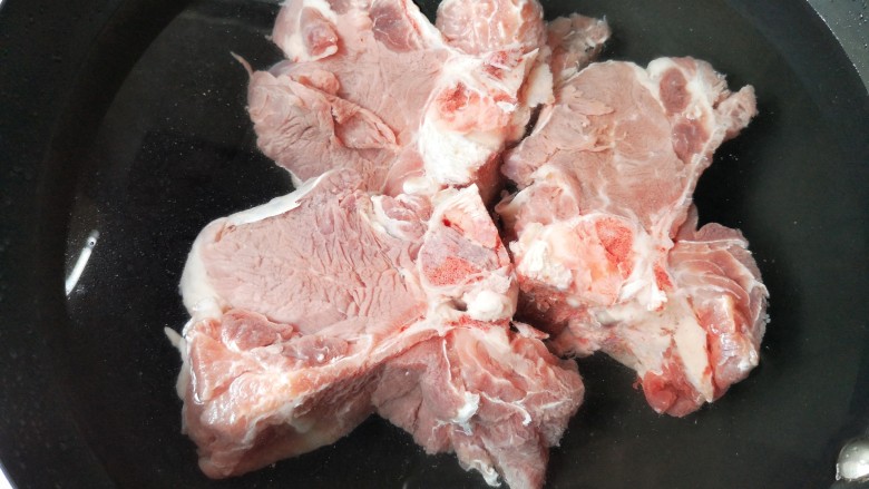 东北酱大骨,在锅里加入足量的凉水,将浸泡好的肉脊骨凉水下锅。