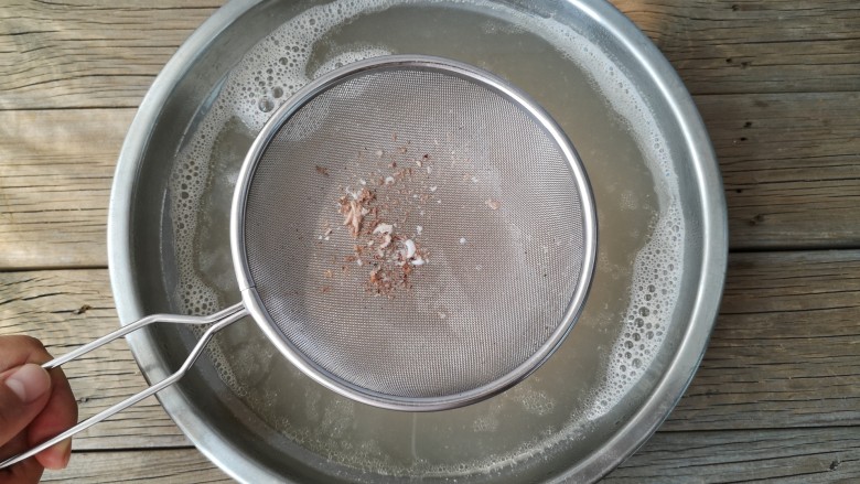 东北酱大骨,煮过肉脊骨的汤过筛,将骨头渣滓给滤掉。这步很重要哦,之所以要滤掉骨渣,是为了保持口感。