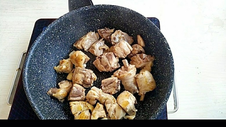 下饭神器黄焖鸡,把准备好的鸡肉直接放入锅中,煸炒,煸炒到表皮呈现出金黄色。