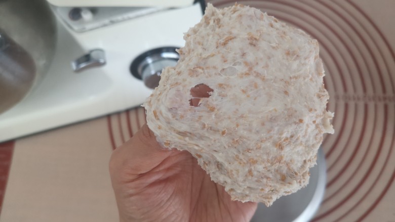 全麦核桃欧包,打出粗面膜后，加入软化好的<a style='color:red;display:inline-block;' href='/shicai/ 887'>黄油</a>，先低档打到<a style='color:red;display:inline-block;' href='/shicai/ 887'>黄油</a>吸收，然后换中高速继续打面