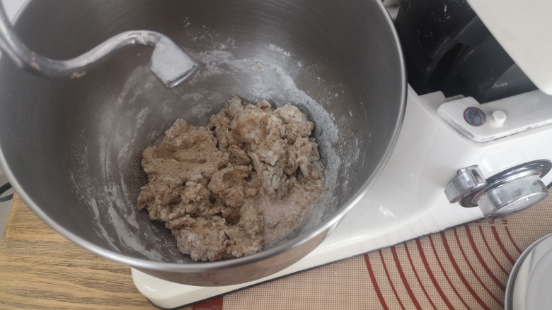 全麦核桃欧包,然后加入酵母和盐，放入打发缸中，中高速打面