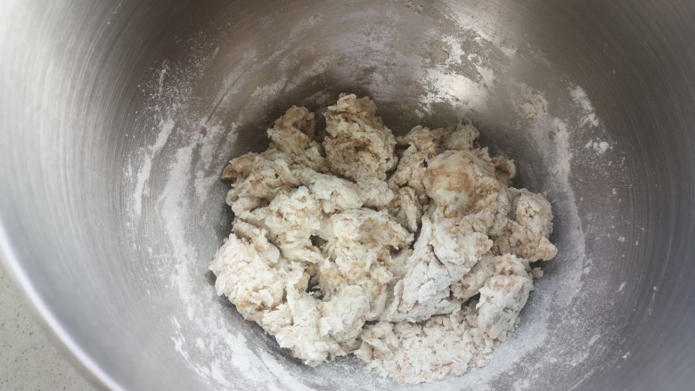 全麦核桃欧包,把<a style='color:red;display:inline-block;' href='/shicai/ 550'>高筋面粉</a>，<a style='color:red;display:inline-block;' href='/shicai/ 534'>全麦粉</a>，砂糖，<a style='color:red;display:inline-block;' href='/shicai/ 156925'>水</a>，混合，盖上保鲜膜，放冰箱冷藏，一到两个小时。