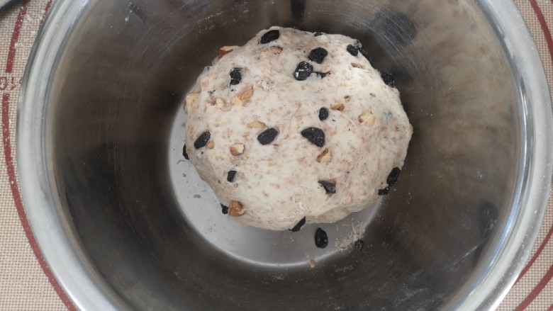 全麦核桃欧包,然后加入切碎的<a style='color:red;display:inline-block;' href='/shicai/ 665'>核桃</a>，还有<a style='color:red;display:inline-block;' href='/shicai/ 603'>葡萄干</a>，揉成均匀的面团，放入盆中盖保鲜膜进行一发。