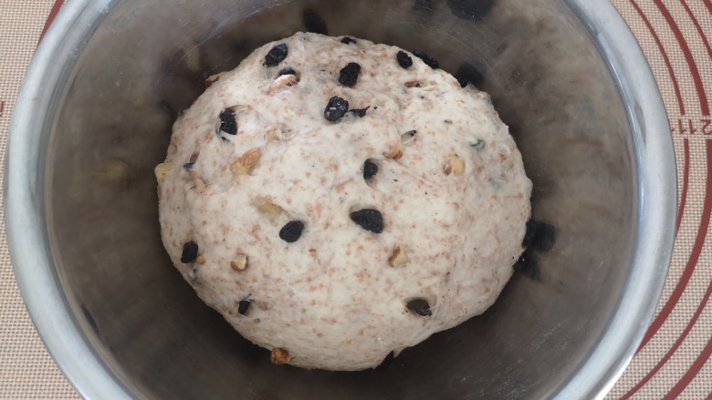 全麦核桃欧包,室温发酵到原来面团的1.5倍大小