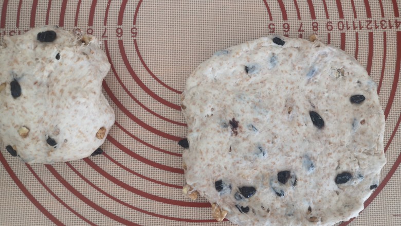 全麦核桃欧包,然后把面团排气分成两个等份，擀成如图的圆形，大概直径15厘米。