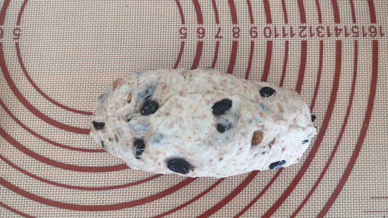 全麦核桃欧包,然后轻轻卷起，把边缘捏紧