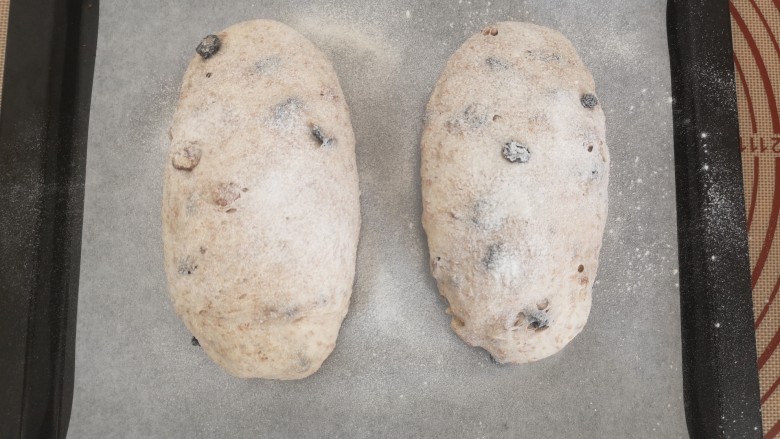 全麦核桃欧包,等待面团发酵到1.5倍大小时，预热烤箱上下温度180℃，然后面团撒一层干面粉