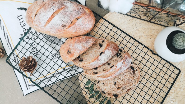 全麦核桃欧包,烤好放晾架，晾凉切片保存