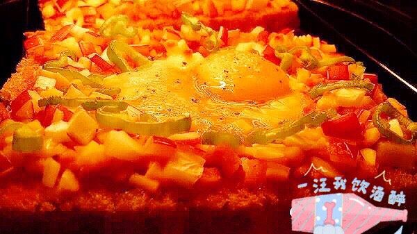 吐司太阳蛋披萨,最后放进190度预热好的烤箱。烤8—12分钟，表面微黄，即可食用。