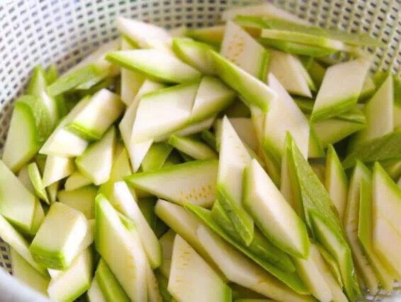 番茄炒小瓜,1、小瓜冲洗干净,去掉两头,切成大小均匀的块状,可以切成斜刀状,这样等会吃的时候,会更好夹一些。