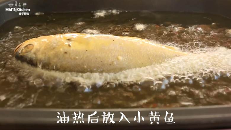 肉质鲜嫩的【油炸小黄鱼】只需要4分钟,油热后放入小黄鱼