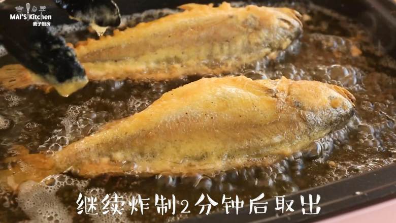 肉质鲜嫩的【油炸小黄鱼】只需要4分钟,油炸2分钟后翻面继续油炸2分钟取出,放入盘中