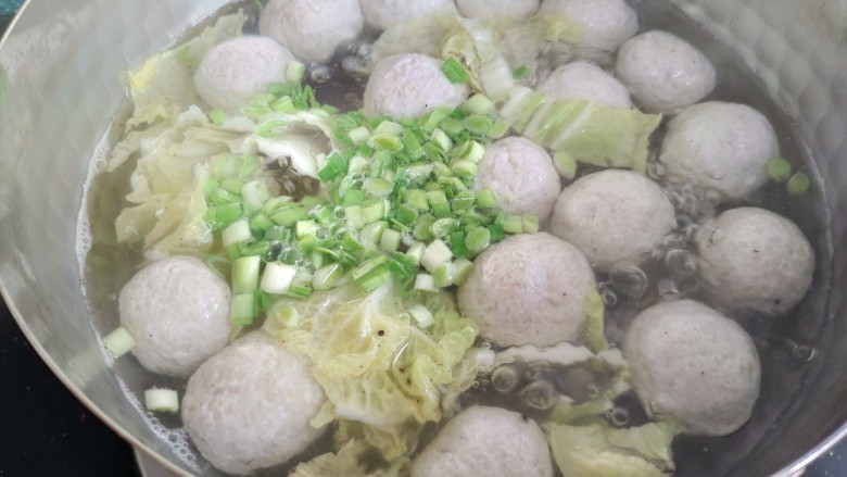 清汤莲藕丸子,丸子浮起来就熟了,加入蒜苗碎马上关火。