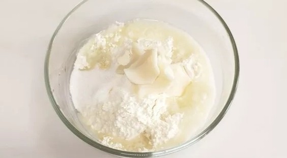 玫瑰鲜花饼,将油皮中的所有材料倒入盆中,混合揉成光滑的面团
