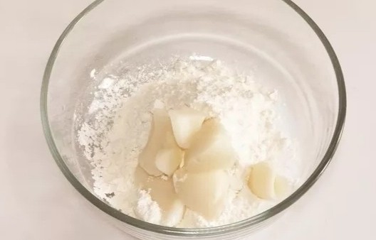 玫瑰鲜花饼,将油酥材料倒入碗中,混合揉匀