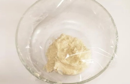 玫瑰鲜花饼,混匀的油酥盖上保鲜膜,放在温暖处,醒30分钟