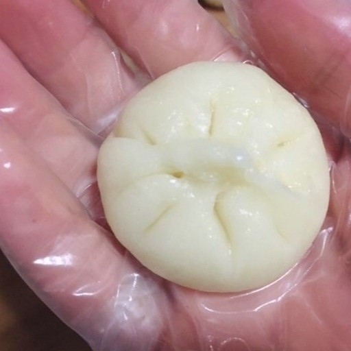 玫瑰鲜花饼,用手掌虎口慢慢将油皮往上推,使其完全包裹住油酥,收口处捏紧