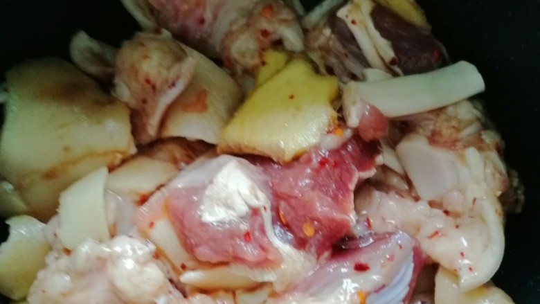 秘制猪脚,放入生<a style='color:red;display:inline-block;' href='/shicai/ 37'>姜</a>片，盐，料酒，<a style='color:red;display:inline-block;' href='/shicai/ 788'>生抽</a>，<a style='color:red;display:inline-block;' href='/shicai/ 62'>辣椒</a>粉
