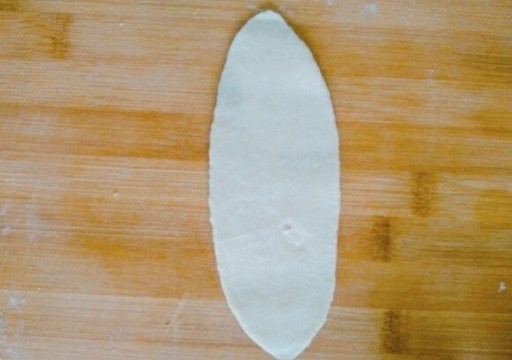 玫瑰鲜花饼,取一份面团,用擀面杖擀长