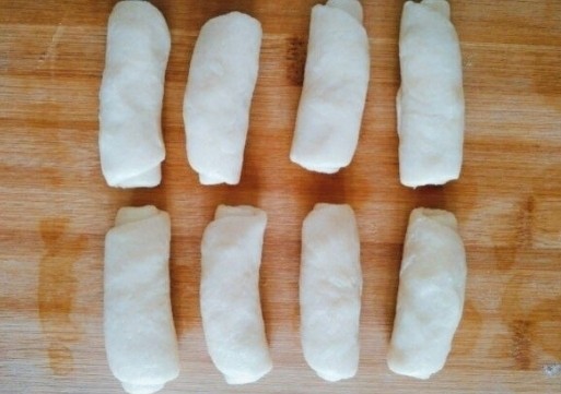 玫瑰鲜花饼,
使用同样的方法,依次将其他面团处理好,盖上保鲜膜,醒20分钟