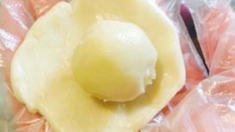 玫瑰鲜花饼,取一份油皮,按扁,包入一份油酥