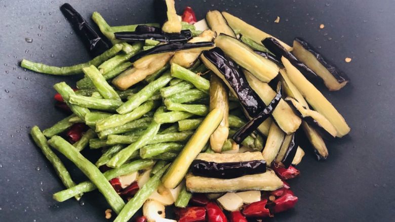 超级下饭的茄子炒豆角,不能少了它,下入刚刚炸好的茄子豆角。