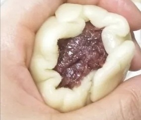玫瑰鲜花饼,用虎口慢慢往上推,使面团完全包裹住玫瑰馅,收口处捏紧