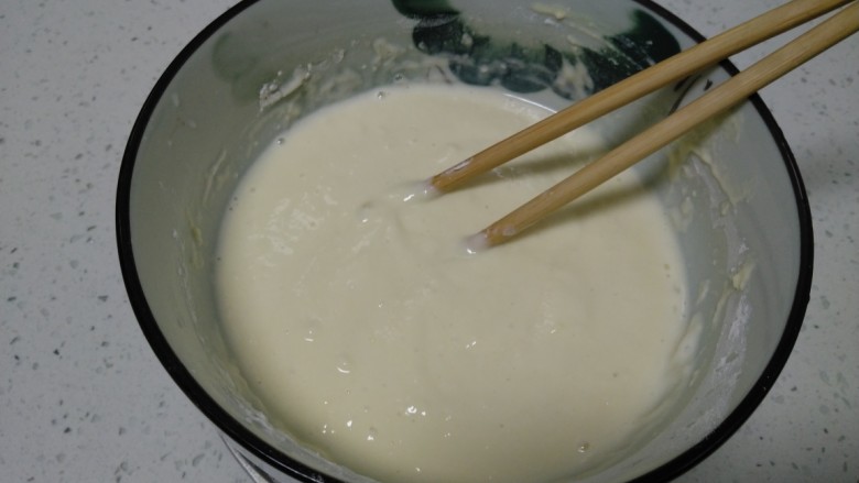 酸奶、鸡蛋、枣、葡萄干、胡萝卜饼,搅拌均匀。