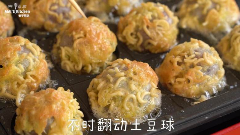 外酥里嫩【香脆土豆球】,不时翻动土豆球,烘烤至金黄取出