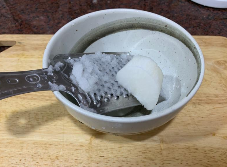 揚出豆腐,将萝卜磨成泥(约2大匙的量)挤乾水分