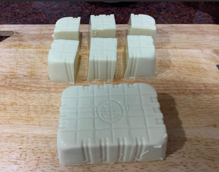 揚出豆腐,豆腐切块,可切6-8等份(我切6块)
用餐巾纸稍微擦乾水分