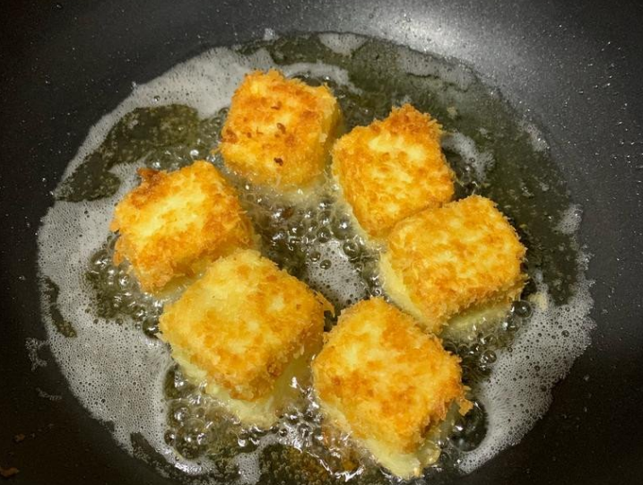 揚出豆腐,全部裹好后、热油锅、转中火(火不要太大)将豆腐下油锅炸,炸到四面金黄