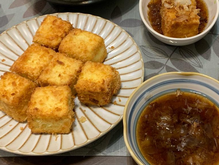揚出豆腐,扬出豆腐有两种吃法,
一是倒入酱汁,二是沾酱汁