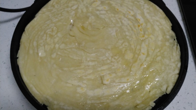 千丝万缕烫面饼,煎至定型后,翻面。