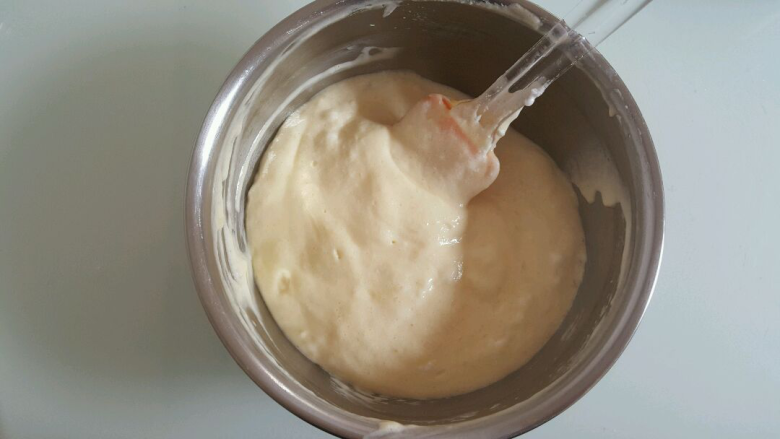 舒芙蕾,再全部倒回蛋白里,继续翻拌均匀。