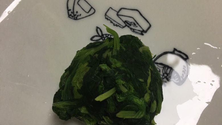 花生米拌芹菜叶,芹菜叶挤去水分