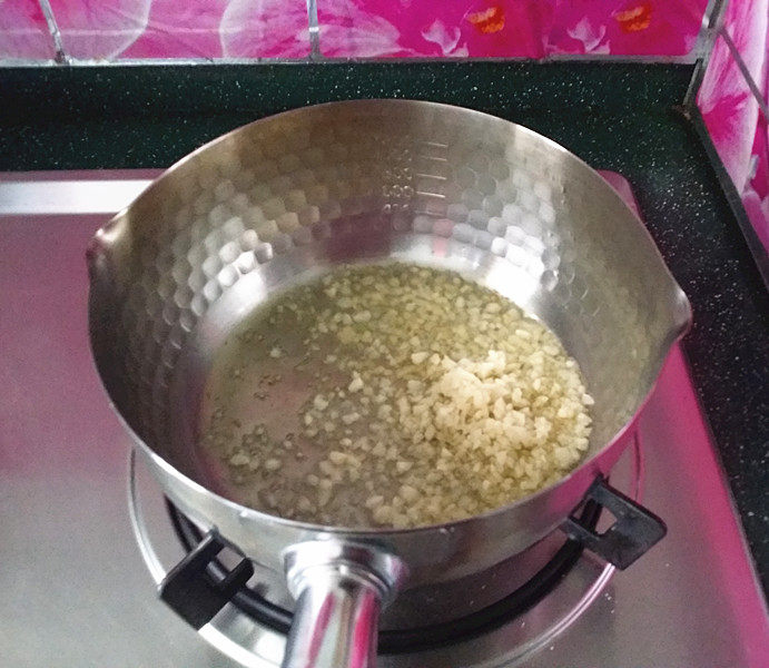 蒜香青口贝,锅中倒入食用油和预留的蒜蓉,开小火炒出蒜的香味