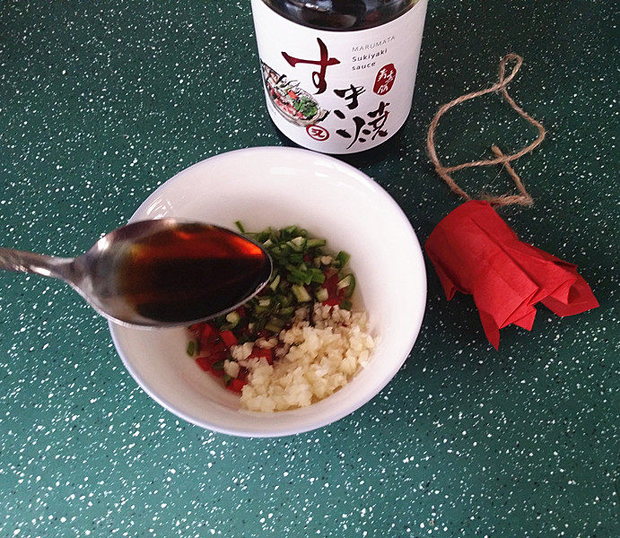蒜香青口贝,再调入2汤匙酱油拌匀备用,没有又伊鲜换成生抽、味极鲜等也可以