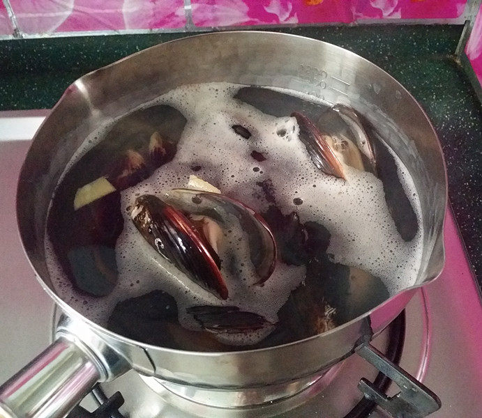 蒜香青口贝,大火煮至青口贝全部开口后,再煮1分钟左右熟透即可