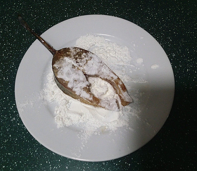 冬日暖心菜 砂锅焗鱼块,腌好后将每块鱼的两面裹簿簿生粉,腌鱼时卤汁不要倒掉,后面有用