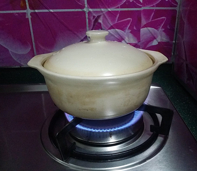 冬日暖心菜 砂锅焗鱼块,加盖大火、快速焖焗鱼块