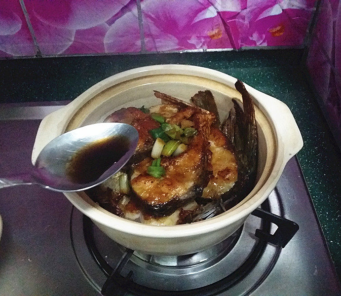 冬日暖心菜 砂锅焗鱼块,利用余温进一步提香增味