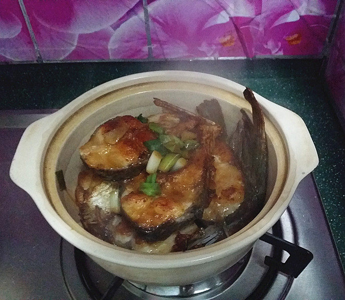 冬日暖心菜 砂锅焗鱼块,待砂锅中的水分渐干,滋滋声音变小时,打开锅盖